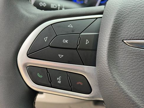 Certified 2024 Chrysler Pacifica Limited image 25