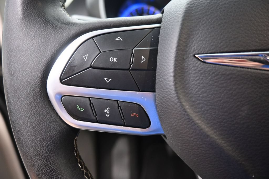 Used 2024 Chrysler Pacifica Touring-L FWD image 18