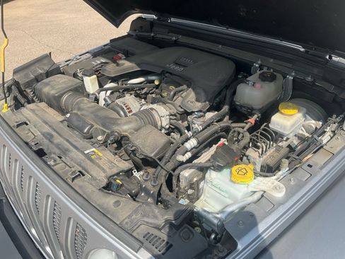 Used 2018 Jeep Wrangler Unlimited Sahara AWD/4WD image 24