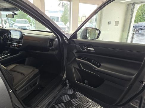 Used 2025 Nissan Pathfinder SL w/ SL Premium Package image 45