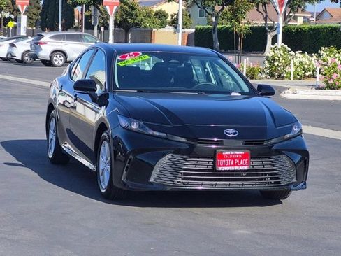 Used 2025 Toyota Camry LE FWD image 3