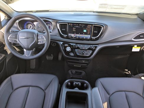 New 2026 Chrysler Pacifica Select image 12
