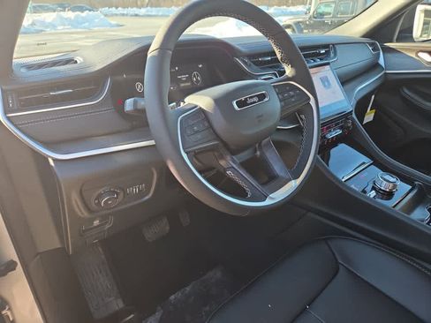 New 2025 Jeep Grand Cherokee Limited w/ Black Appearance Package image 17