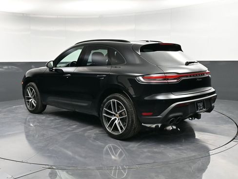 Certified 2025 Porsche Macan AWD/4WD image 3