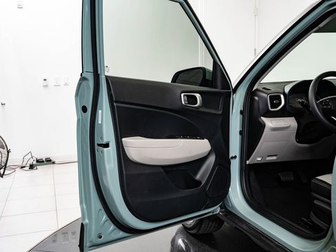 Used 2025 Hyundai Venue SEL FWD image 24
