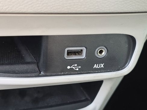 Used 2019 Chrysler Pacifica Touring-L FWD image 4