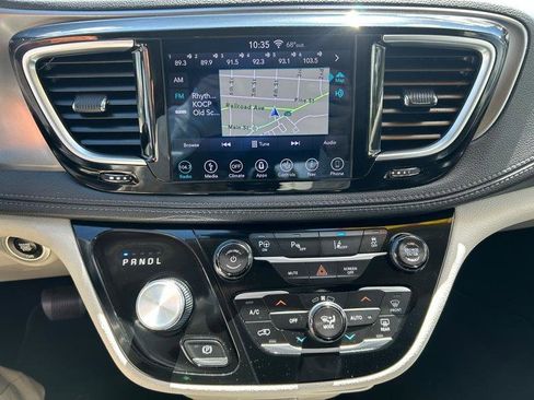 Used 2018 Chrysler Pacifica Limited w/ Advanced Safetytec Group FWD image 12