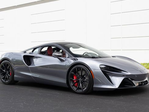 Used 2023 McLaren Artura image 4