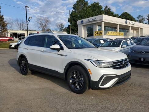 Certified 2023 Volkswagen Tiguan SE w/ Panoramic Sunroof Package image 3