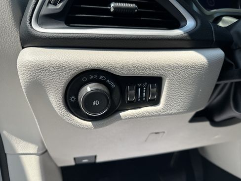 Used 2024 Chrysler Pacifica Touring-L FWD image 14