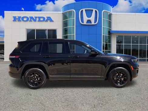 Used 2025 Jeep Grand Cherokee Altitude image 2