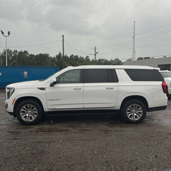 Used 2025 GMC Yukon XL Denali AWD/4WD image 3