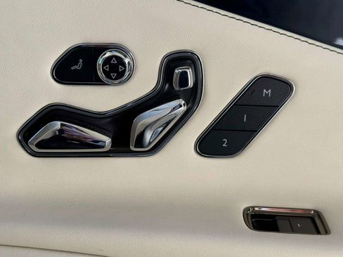 Used 2025 Bentley Flying Spur Plug-In Hybrid AWD/4WD image 46