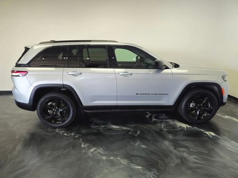 Used 2024 Jeep Grand Cherokee Limited w/ Luxury Tech Group II AWD/4WD image 8