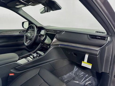 New 2025 Jeep Grand Cherokee Overland image 30