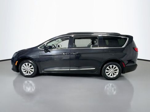 Used 2017 Chrysler Pacifica Touring-L FWD image 5