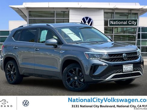 Used 2023 Volkswagen Taos SE w/ Panoramic Sunroof Package FWD image 1