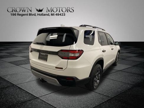 Used 2025 Honda Pilot TrailSport image 6
