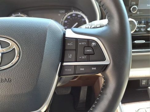 Used 2022 Toyota Highlander Limited AWD/4WD image 17