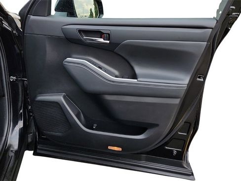 Used 2022 Toyota Highlander XLE image 30