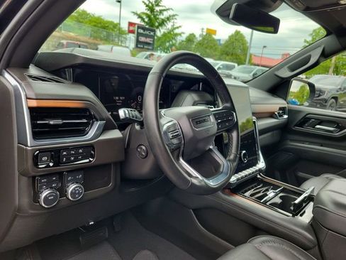 Used 2025 GMC Yukon XL Denali AWD/4WD image 18