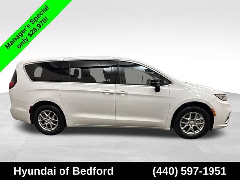 Used 2025 Chrysler Pacifica Select FWD image 4