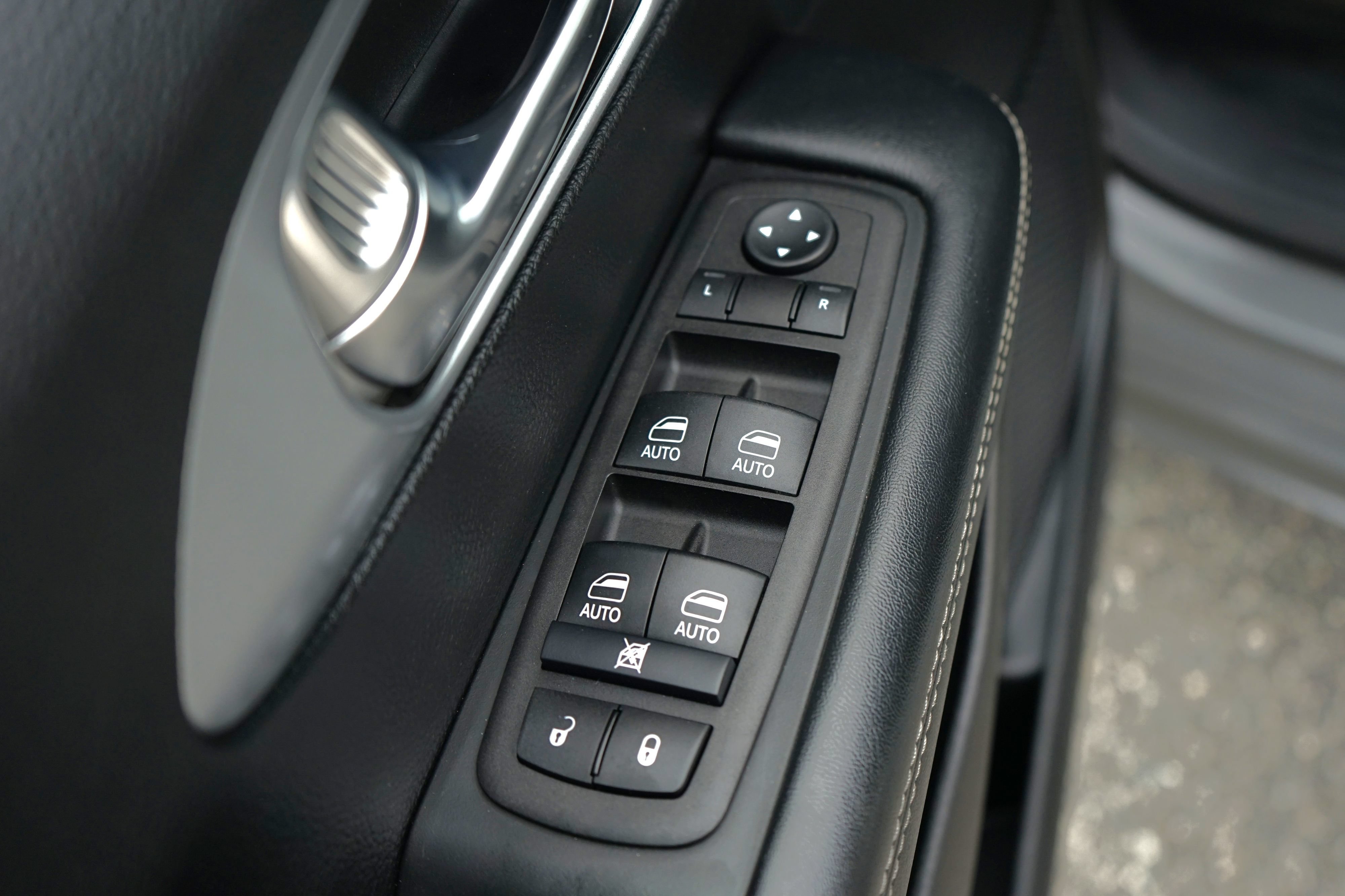 Used 2021 Chrysler Pacifica Touring-L w/ Uconnect Theater Family Group FWD image 11
