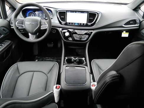 New 2026 Chrysler Pacifica Limited w/ Trailer Tow Group image 12