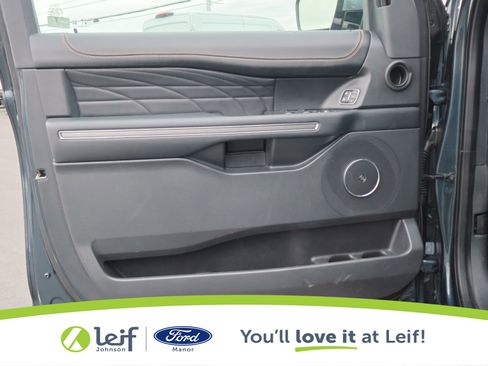 Used 2023 Ford Expedition Platinum image 11