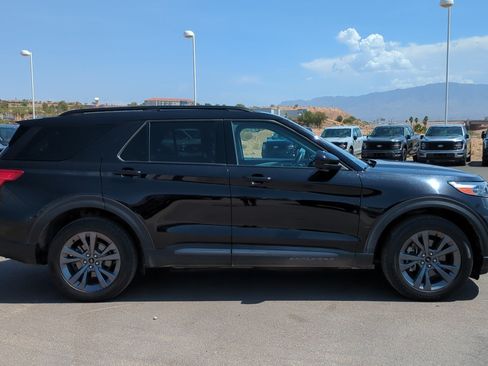 Used 2022 Ford Explorer XLT w/ Equipment Group 202A AWD/4WD image 2