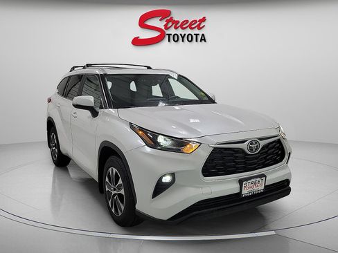 Certified 2024 Toyota Highlander XLE AWD/4WD image 5