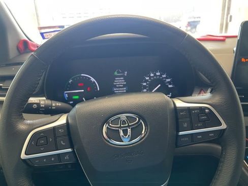 Used 2024 Toyota Sienna XLE image 16