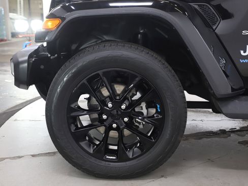 Used 2022 Jeep Wrangler Unlimited Sahara w/ Cold Weather Group image 30