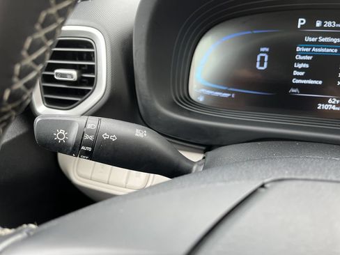 Used 2025 Hyundai Venue SEL FWD image 20