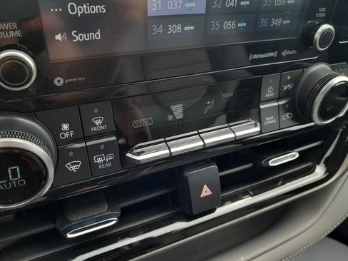 Used 2021 Toyota Highlander XLE AWD/4WD image 24