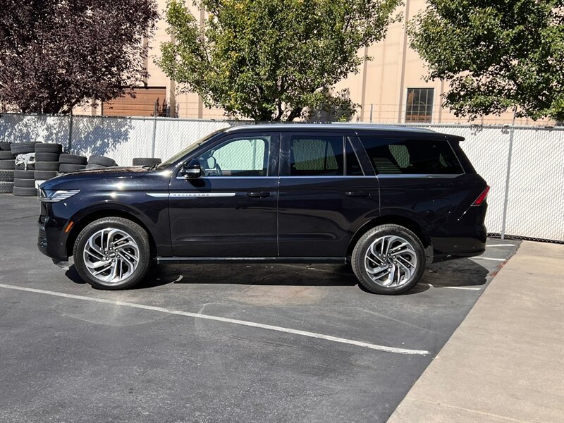 Used 2025 Lincoln Navigator Reserve AWD/4WD image 4