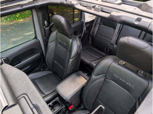 Used 2023 Jeep Wrangler Unlimited Sahara w/ Cold Weather Group AWD/4WD image 12