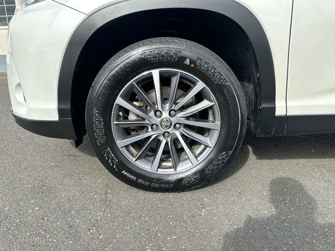 Used 2019 Toyota Highlander XLE AWD/4WD image 11