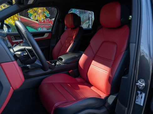 Certified 2025 Porsche Cayenne image 5