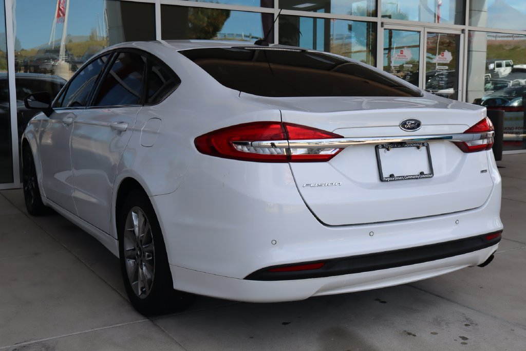 Used 2017 Ford Fusion SE w/ Fusion SE Technology Package FWD image 6