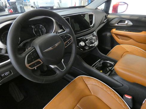 Used 2024 Chrysler Pacifica Pinnacle FWD image 8