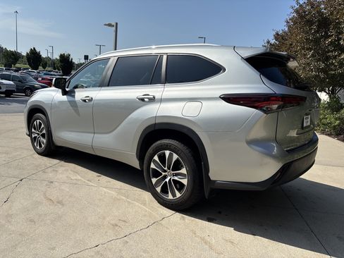 Used 2024 Toyota Highlander XLE AWD/4WD image 7