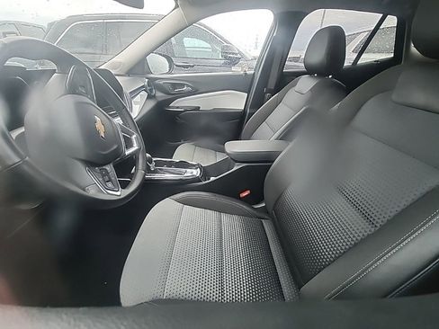 Used 2025 Chevrolet Trax LT w/ LT Convenience Package FWD image 3