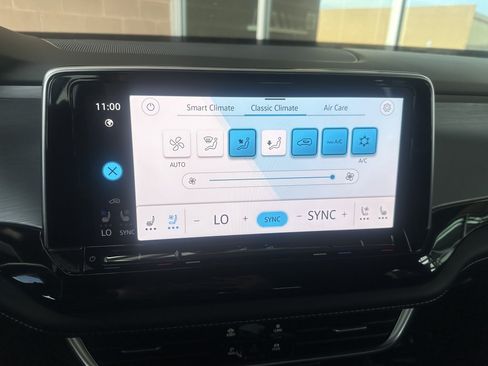 Used 2024 Volkswagen Atlas Cross Sport SE w/ Panoramic Sunroof Package FWD image 22