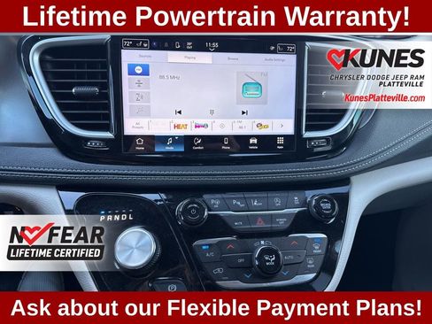 Used 2023 Chrysler Pacifica Touring-L image 17