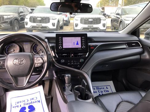 Used 2021 Toyota Camry SE image 2