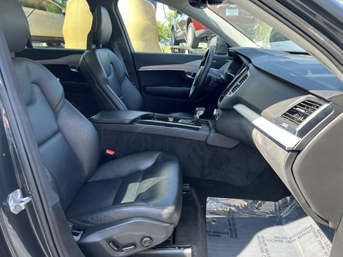 Used 2022 Volvo XC90 T5 Momentum w/ Climate Package AWD/4WD image 16