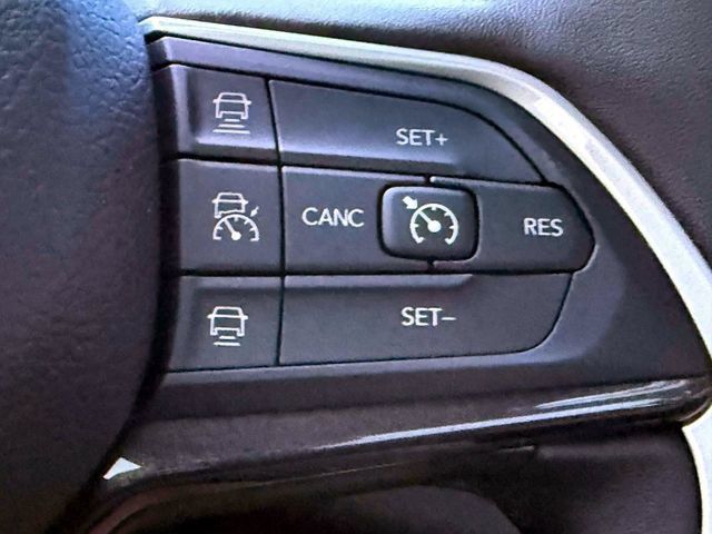 Used 2022 Jeep Grand Cherokee Laredo w/ Luxury Tech Group I AWD/4WD image 22