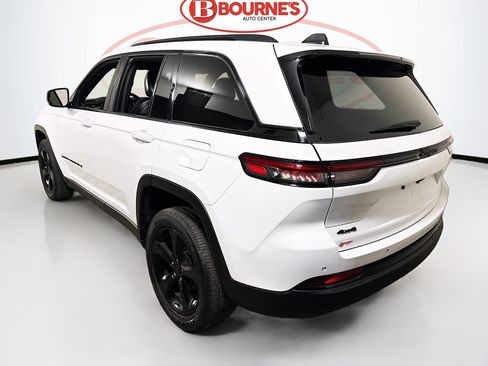 Used 2022 Jeep Grand Cherokee Altitude AWD/4WD image 8