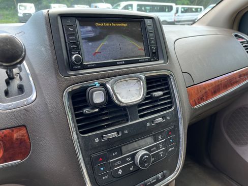 Used 2015 Chrysler Town & Country Touring-L w/ Driver Convenience Group FWD image 17